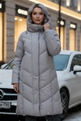 Оптом Пальто зимнее утепленное с капюшоном женское серого цвета 7628Sr