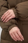 Оптом Пальто зимнее утепленное с мехом и капюшоном тренд горчичного цвета 7629G, фото 16