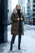 Оптом Пальто зимнее утепленное с мехом и капюшоном тренд горчичного цвета 7629G, фото 2