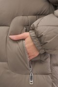 Оптом Пальто зимнее утепленное с мехом и капюшоном тренд коричневого цвета 7629K, фото 11