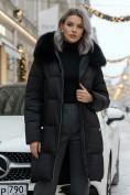 Оптом Пальто зимнее утепленное с мехом и капюшоном тренд черного цвета 7630Ch