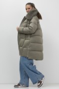 Оптом Пальто зимнее утепленное с мехом и капюшоном тренд коричневого цвета 7630K, фото 11