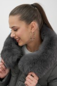 Оптом Пальто зимнее утепленное с мехом и капюшоном тренд темно-зеленого цвета 7630TZ, фото 7