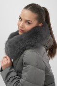 Оптом Пальто зимнее утепленное с мехом и капюшоном тренд темно-зеленого цвета 7630TZ, фото 8