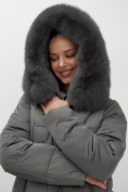 Оптом Пальто зимнее утепленное с мехом и капюшоном тренд темно-зеленого цвета 7630TZ, фото 9