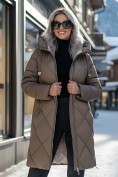Оптом Пальто зимнее утепленное с капюшоном женское коричневого цвета 7637K, фото 5