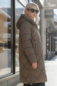 Оптом Пальто зимнее утепленное с капюшоном женское коричневого цвета 7637K, фото 4