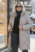 Оптом Пальто зимнее утепленное с капюшоном женское светло-коричневого цвета 7637SK, фото 2
