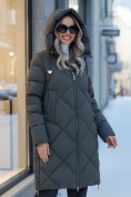 Оптом Пальто зимнее утепленное с капюшоном женское зеленого цвета 7637Z