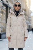 Оптом Пальто зимнее утепленное с капюшоном женское бежевого цвета 7638B