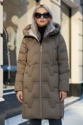 Оптом Пальто зимнее утепленное с капюшоном женское коричневого цвета 7638K, фото 2