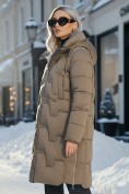 Оптом Пальто зимнее утепленное с капюшоном женское коричневого цвета 7638K, фото 4