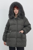 Оптом Куртка зимняя женская с мехом и капюшоном тренд темно-зеленого цвета 7639TZ