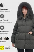 Оптом Куртка зимняя женская с мехом и капюшоном тренд темно-зеленого цвета 7639TZ