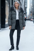 Оптом Куртка зимняя женская с мехом и капюшоном тренд темно-зеленого цвета 7639TZ, фото 4
