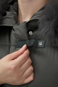 Оптом Куртка зимняя женская с мехом и капюшоном тренд темно-зеленого цвета 7639TZ, фото 6