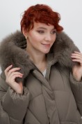 Оптом Куртка зимняя женская с мехом и капюшоном тренд коричневого цвета 7656K, фото 13