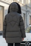 Оптом Куртка зимняя женская с мехом и капюшоном тренд темно-серого цвета 7656TC, фото 4
