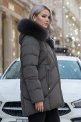 Оптом Куртка зимняя женская с мехом и капюшоном тренд темно-серого цвета 7656TC, фото 3