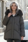 Оптом Куртка зимняя женская с мехом и капюшоном тренд темно-серого цвета 7656TC, фото 2