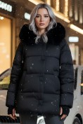 Оптом Куртка зимняя женская с мехом и капюшоном тренд черного цвета 7658Ch