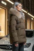 Оптом Куртка зимняя женская с мехом и капюшоном тренд горчичного цвета 7658G, фото 3