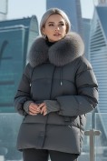 Оптом Куртка зимняя женская с мехом и капюшоном тренд темно-серого цвета 7658TC