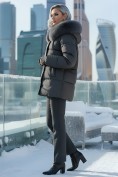 Оптом Куртка зимняя женская с мехом и капюшоном тренд темно-серого цвета 7658TC, фото 2