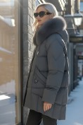 Оптом Куртка зимняя женская с мехом и капюшоном тренд темно-серого цвета 7660TC, фото 3