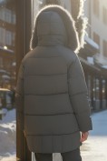 Оптом Куртка зимняя женская с мехом и капюшоном тренд темно-серого цвета 7660TC, фото 2