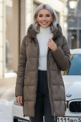 Оптом Куртка зимняя женская классическая с капюшоном коричневого цвета 7671K