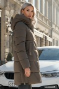 Оптом Куртка зимняя женская классическая с капюшоном коричневого цвета 7671K, фото 3