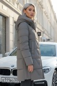 Оптом Куртка зимняя женская классическая с капюшоном серого цвета 7671Sr, фото 3
