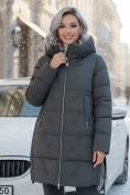 Оптом Куртка зимняя женская классическая с капюшоном темно-серого цвета 7671TC
