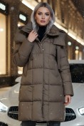 Оптом Пальто зимнее утепленное с капюшоном женское коричневого цвета 7700K