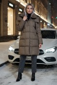 Оптом Пальто зимнее утепленное с капюшоном женское коричневого цвета 7700K, фото 5