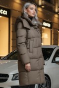Оптом Пальто зимнее утепленное с капюшоном женское коричневого цвета 7700K, фото 3