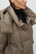 Оптом Пальто зимнее утепленное с капюшоном женское коричневого цвета 7700K, фото 6