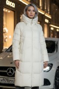 Оптом Пальто зимнее утепленное с капюшоном женское бежевого цвета 7702B