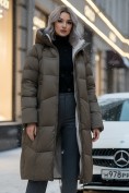 Оптом Пальто зимнее утепленное с капюшоном женское коричневого цвета 7702K