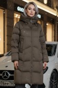 Оптом Пальто зимнее утепленное с капюшоном женское коричневого цвета 7702K, фото 4
