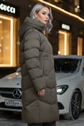Оптом Пальто зимнее утепленное с капюшоном женское коричневого цвета 7702K, фото 2