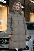 Оптом Пальто зимнее утепленное с капюшоном женское светло-коричневого цвета 7702SK