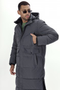 Оптом Куртка удлинённая мужская зимняя темно-серого цвета 7708TC в Казани, фото 23