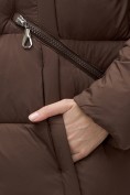 Оптом Пальто зимнее утепленное с капюшоном женское коричневого цвета 7729K, фото 18