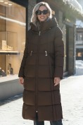 Оптом Пальто зимнее утепленное с капюшоном женское коричневого цвета 7729K, фото 2