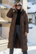 Оптом Пальто зимнее утепленное с капюшоном женское коричневого цвета 7729K
