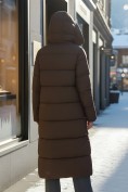 Оптом Пальто зимнее утепленное с капюшоном женское коричневого цвета 7729K, фото 4