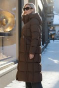 Оптом Пальто зимнее утепленное с капюшоном женское коричневого цвета 7729K, фото 3