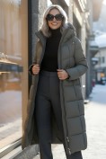 Оптом Пальто зимнее утепленное с капюшоном женское темно-серого цвета 7729TC